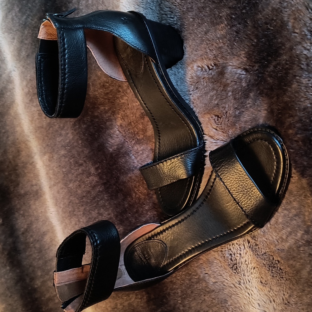 New Fry Brielle black back zip sandals 8.5